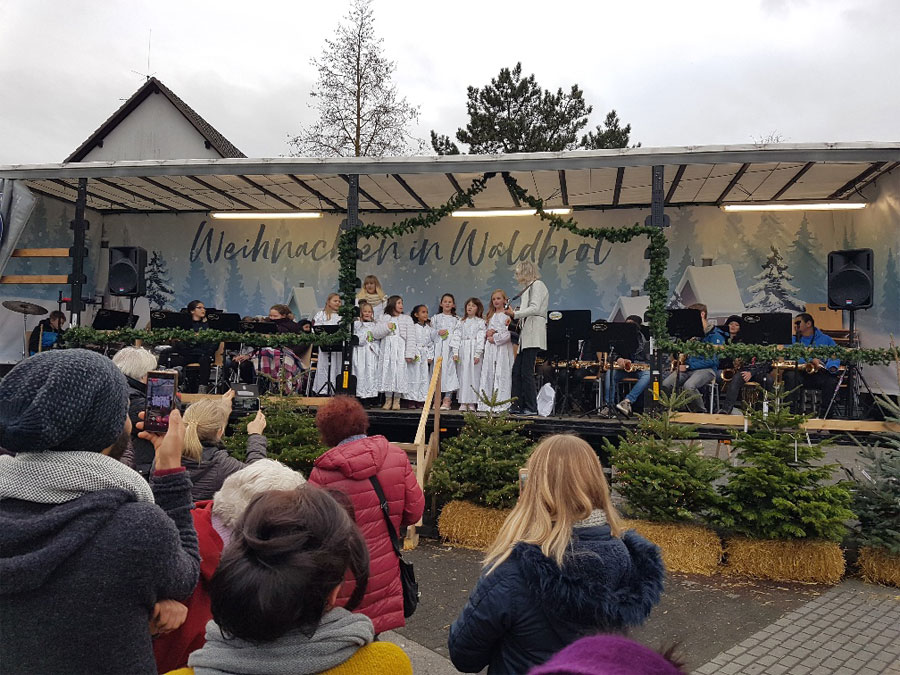 Waldbröler Weihnachtsmarkt im weißen „Hüttenrund“ und in renovierter Markthalle