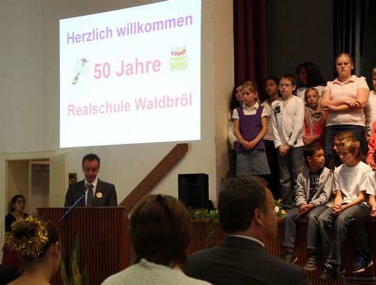 Schulleiter Stefan Schriever bei seiner Begrüßungsrede zum 50-jährigen Jubiläum der Realschule Waldbröl