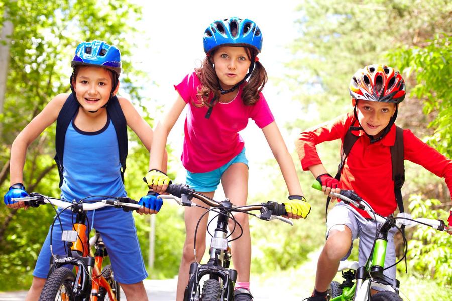 Kinder auf Fahrrädern: Kinderferienprogramm in Waldbröl
