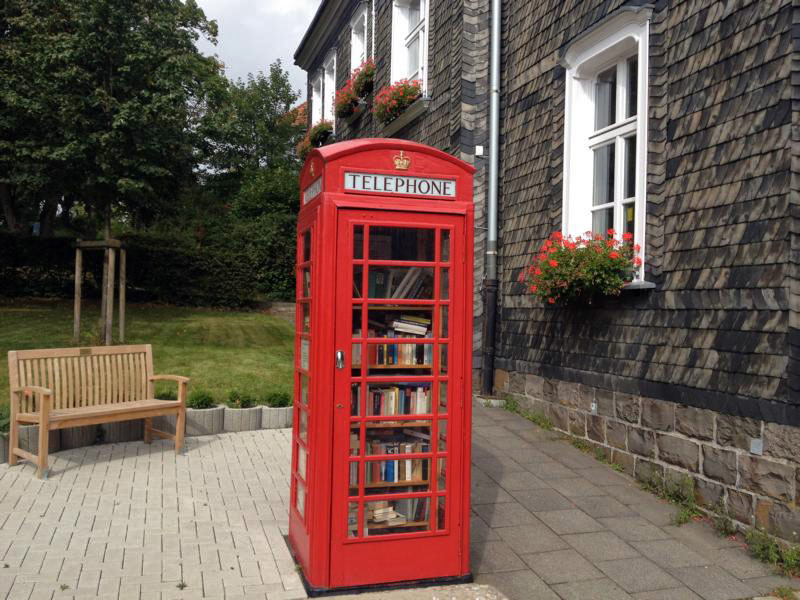 Der offene Bücherschrank Waldbröl besteht seit dem vergangenen Jahr in der am Rathaus in der englischen Telefonzelle, die ein Geschenk der Partnerstadt Witham ist. Nun soll es zudem im Nachbarschaftsbüro Eichen ein offenes Bücherregal geben.