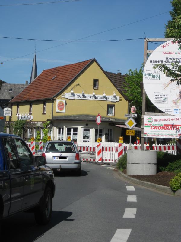 Blick auf die Kreuzung am Waldbröler Brauhaus, zwischen Marktplatz und Kaiserstraße
Übersichtskarte der Waldbröler Innenstadt mit Skizze der neuen Einbahnstraßenregelung
