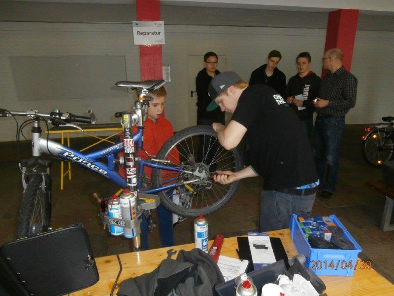 Fahrradcheck am Hollenberg-Gymnasium in Waldbröl durchgeführt.