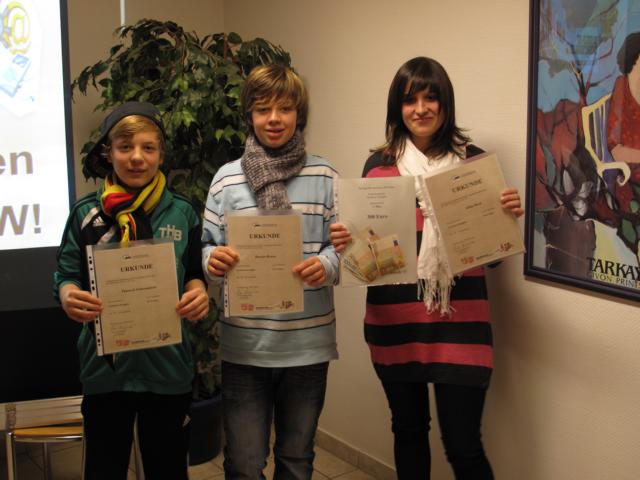 Klassensprecher Yanneck Schwamborn (links) nahm zusammen mit Alina Pack und Dennis Knaus den 1.Preis beim AWO-Wettbewerb in Dortmund für die Forscherklasse 7c entgegen.