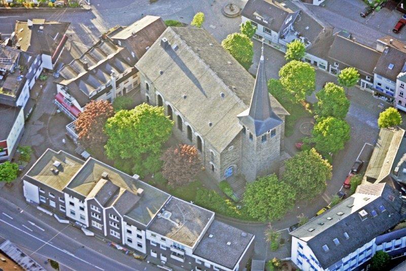 Luftbild vom umzugestaltenden Kirchplatz, ev. Kirche