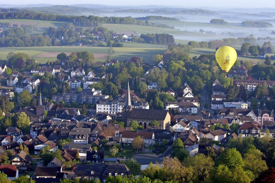 Blick über Waldbröl, im Hintergrund ein Heißluftballon (Foto: Friederike Klein)