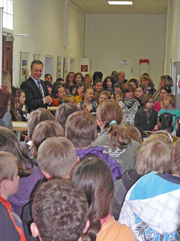 Bürgermeister Peter Koester mit den Kindern bei der Ausstellungseröffnung im Rathaus
Für die musikalische Untermalung sorgten talentierte Kinder mit Blechblasinstrumenten