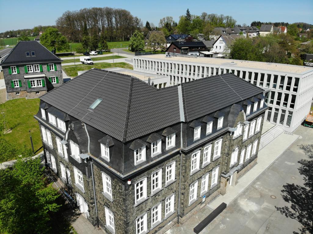 Rathaus der Stadt Waldbröl und Bürgerdorf am Alsberg aus der Vogelperspektive (Foto von 2019)