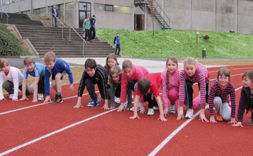 Kinder auf der neuen Laufbahn des Heidberg-Stadions