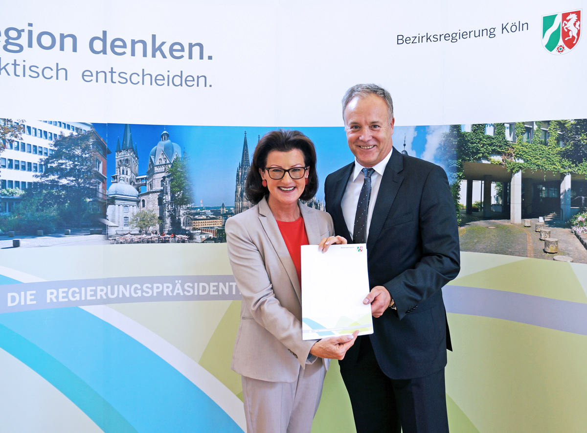 Übergabe des Förderbescheids durch Regierungspräsidentin Gisela Walsken an Bürgermeister Peter Koester