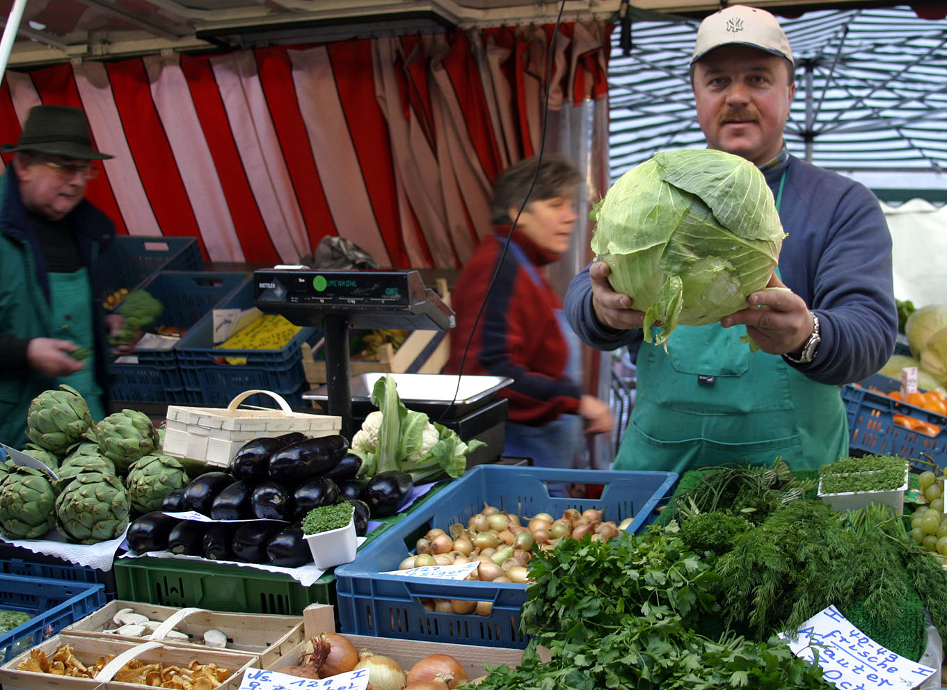 Gemüsehändler auf dem Markt in Waldbröl (Foto: Friederike Klein)