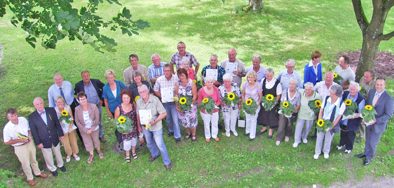 Die Gewinner des Blumenschmuckwettbewerbs zusammen mit Bürgermeister Peter Koester und dem Vorsitzenden des VVV, Reinhard Grüber