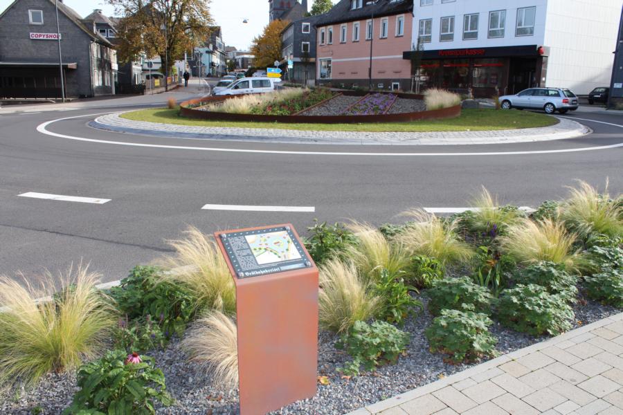 Zu den Aufgaben der Stadt Waldbröl gehört auch die Pflege von Pflanz- und Grünfflächen, z.B. auf Kreisverkehrsplätzen, hier im Bild der Brölbahnkreisel