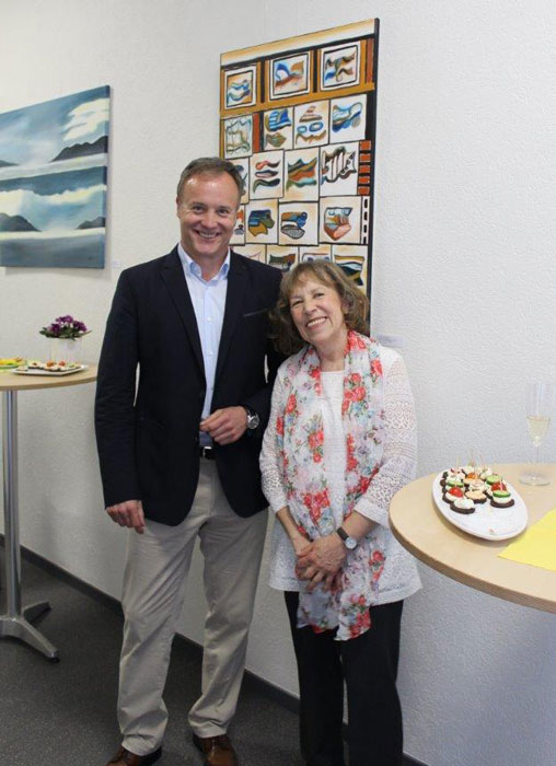 Bürgermeister Peter Koester gemeinsam mit  der Malerin Gudrun Bergmann bei der Vernissage vor einem ihrer Bilder