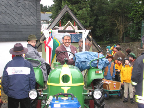 Traktor als Zugmaschine eines Wagens auf dem Karnevalsumzug in Waldbröl-Schönenbach