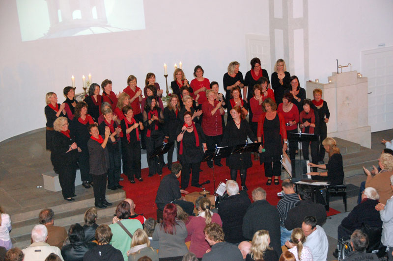 Der Gospel-Chor "Sister Act" beim Konzert in der ev. Kirche Waldbröl