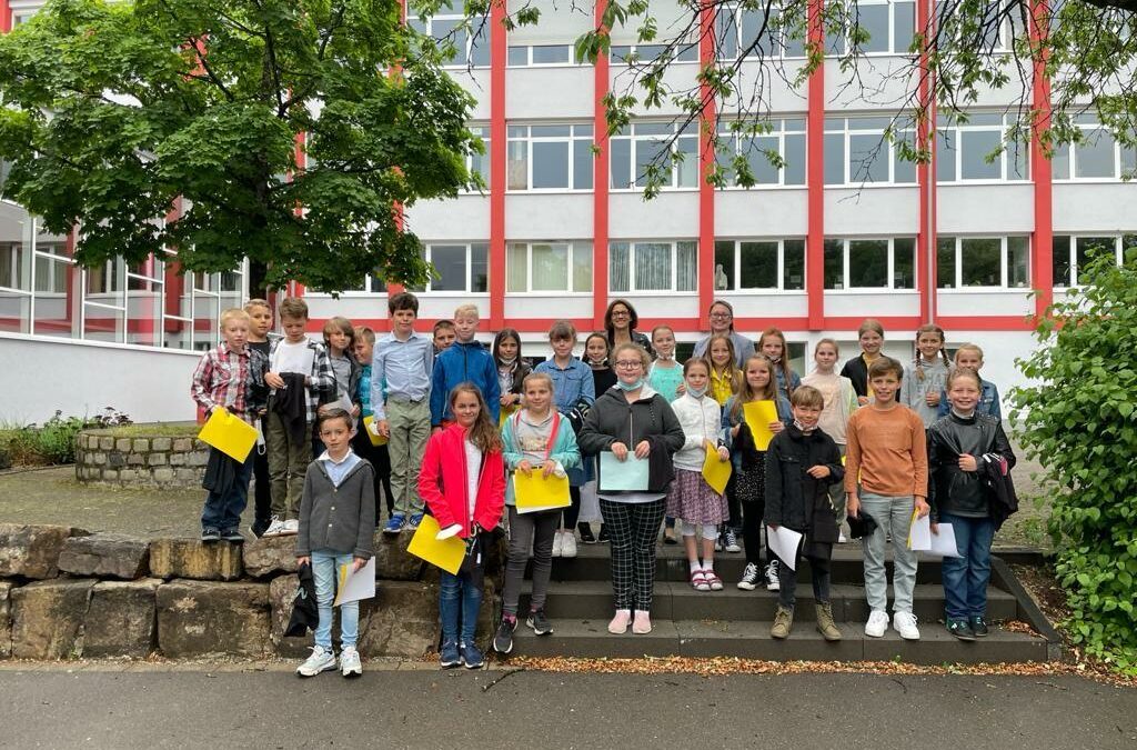 „Welcome!“  and „Good Bye!“  – Hollenberg-Gymnasium Waldbröl feiert zwei besondere Festakte in einer Woche