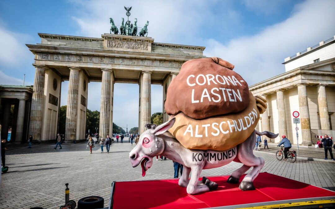 Kommunen gehen in die Knie – Parteien bekommen Besuch von satirischem Wagen