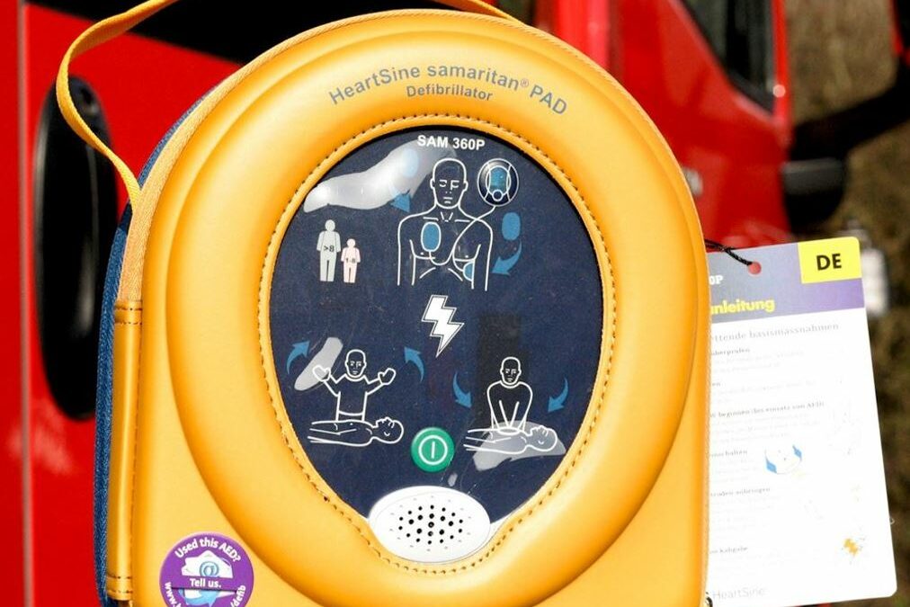 WSM spendet einen Defibrillator für den Löschzug Thierseifen