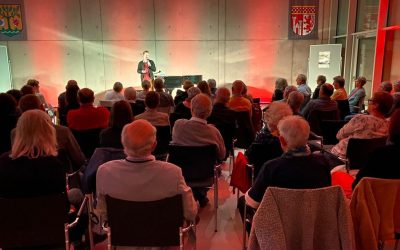 Kabarett mit geschliffener Rhetorik – Martin Zingsheim begeistert im Waldbröler Bürgersaal