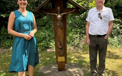 Bürgermeisterin Larissa Weber dankt Herrn Reinhard Grüber für die Überlassung eines Kruzifixes auf dem kommunalen Friedhof in Waldbröl